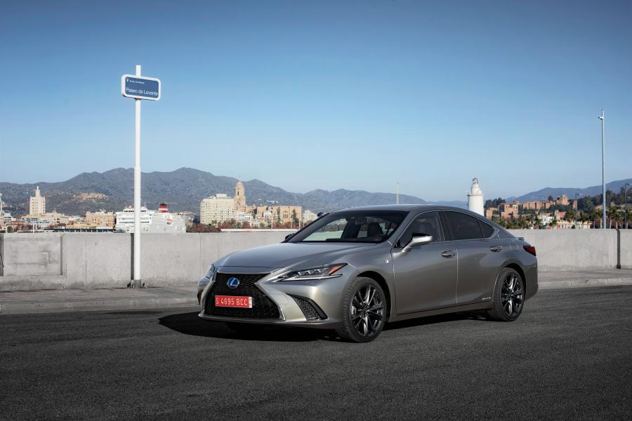  Lexus ES300h F-Sport 2018 года  (WW) (фото 25 из 46)
